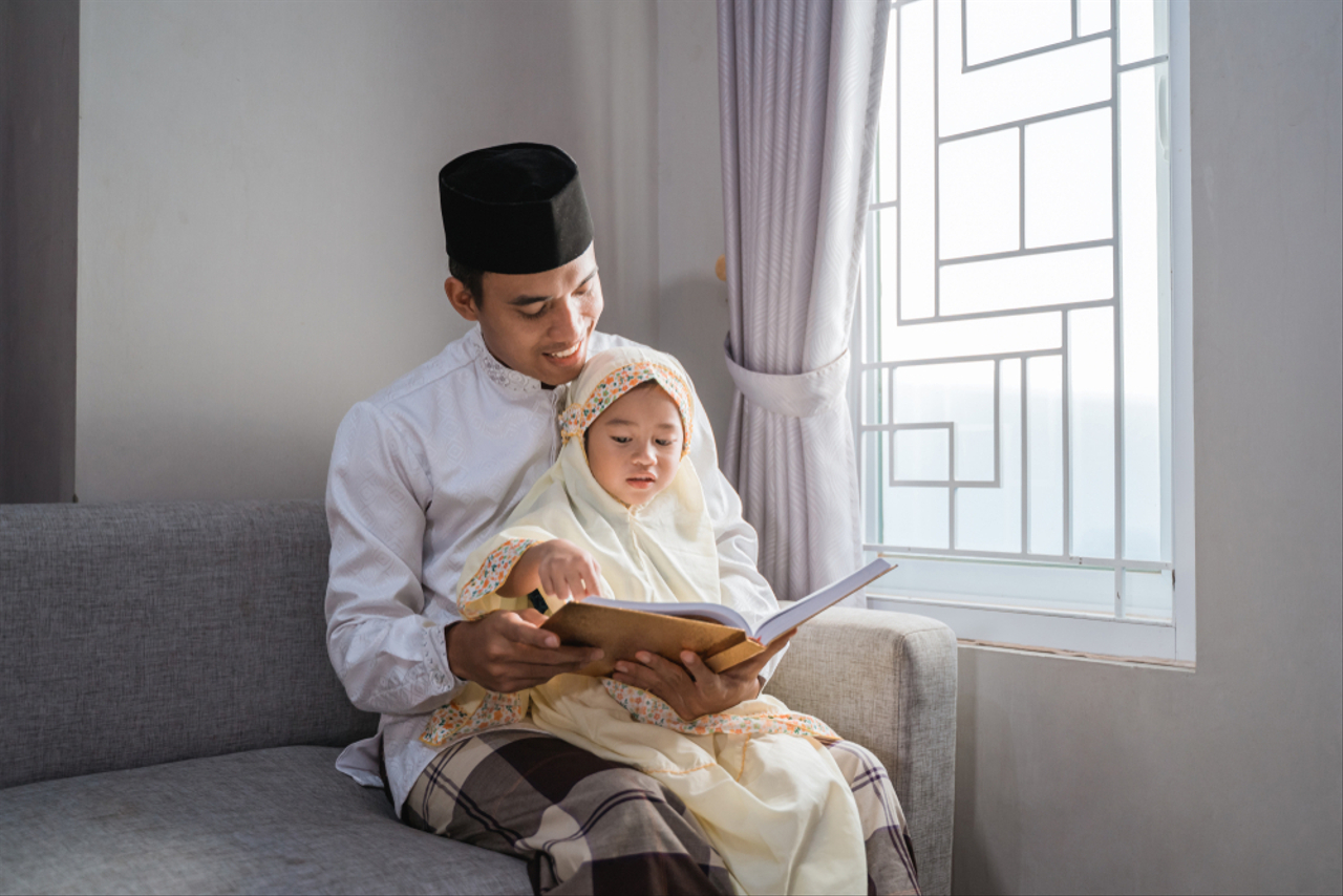 Ilustrasi mengajarkan anak mengaji