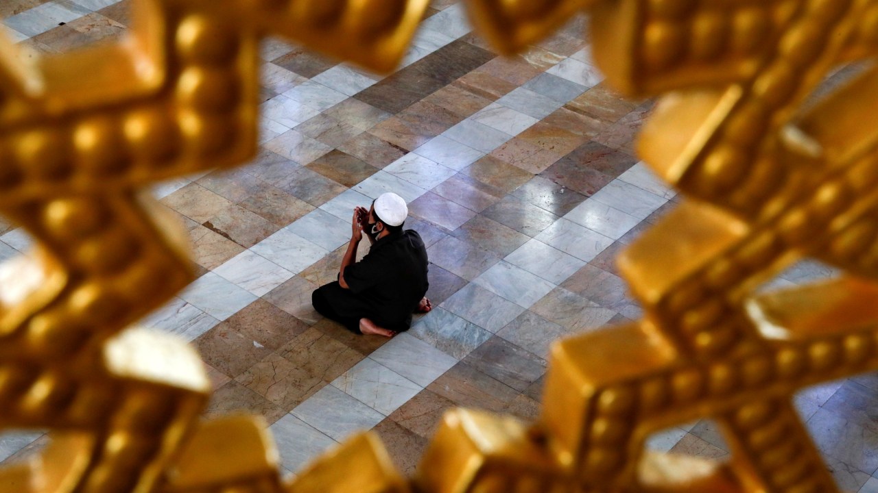 Ilustrasi berdoa di dalam Masjid