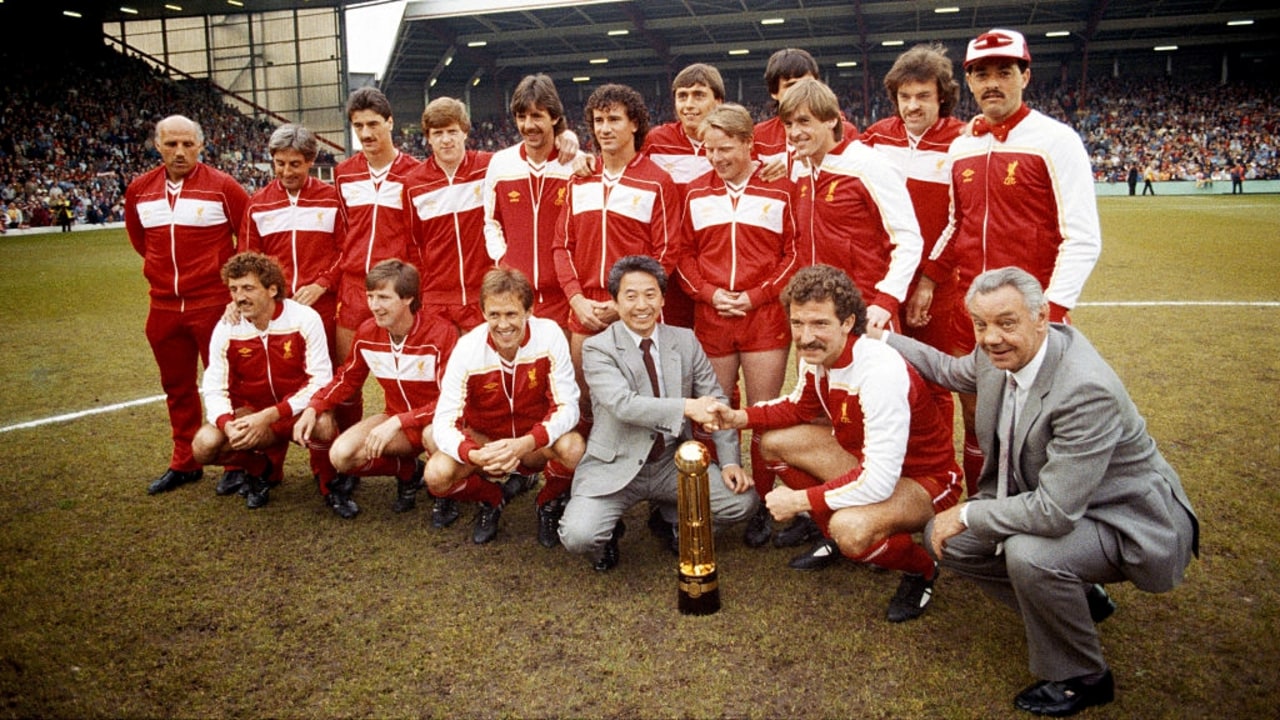 Skuat Liverpool 1984 dengan trofi Canon League