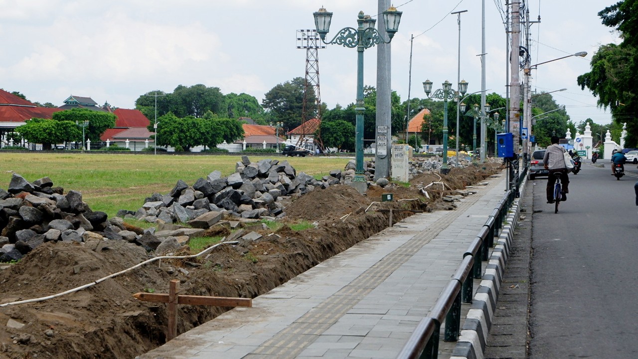 Pembangunan pagar di alun-alun utara Yogyakarta