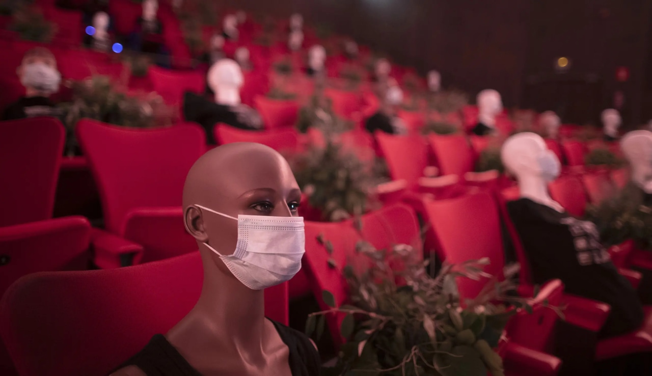Potret Physical Distancing pada bioskop di Madrid, Spanyol