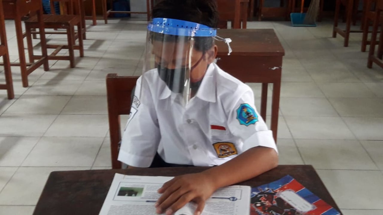 Siswa SMPN 1 Rembang belajar di sekolah karena tak punya HP