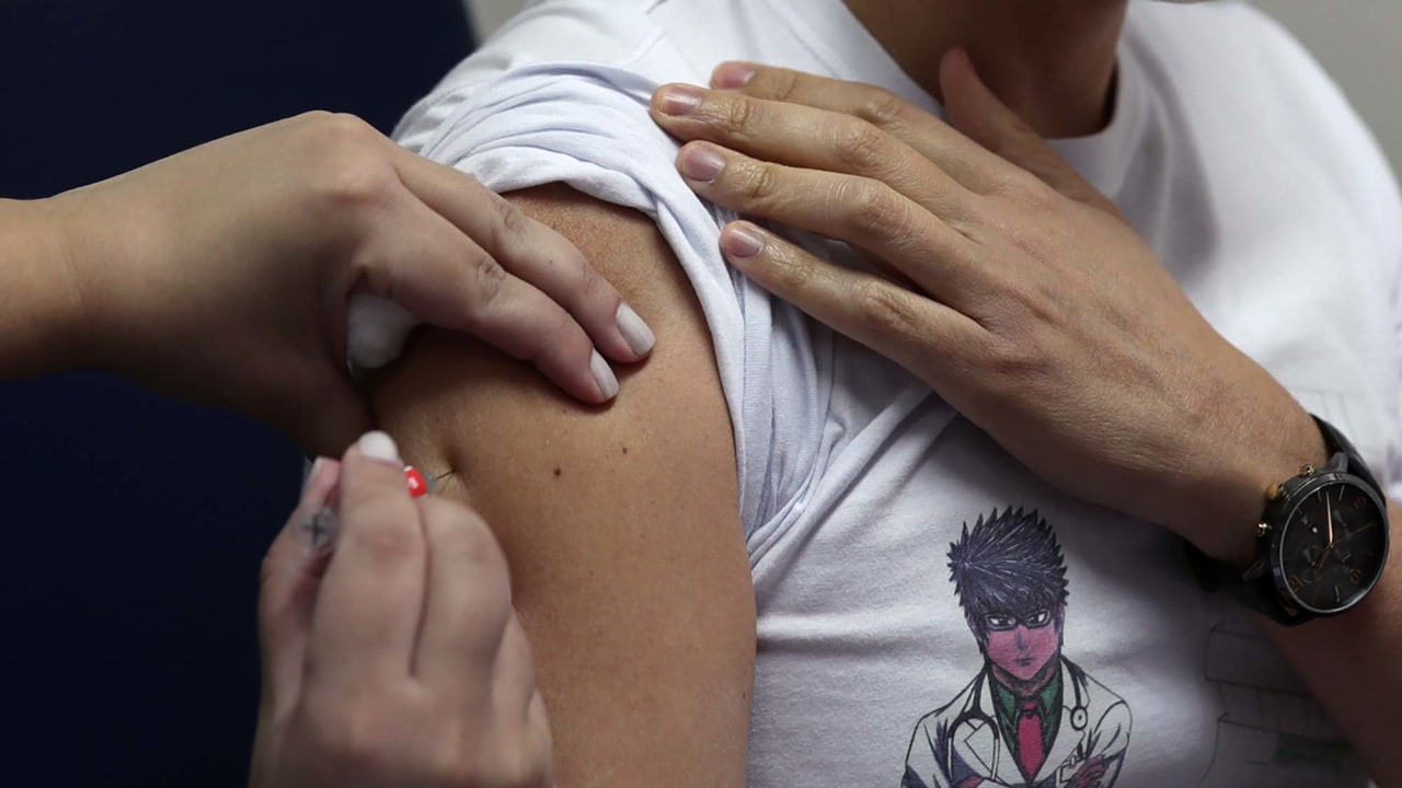 Dokter dan perawat di Brasil jadi relawan penerima vaksin