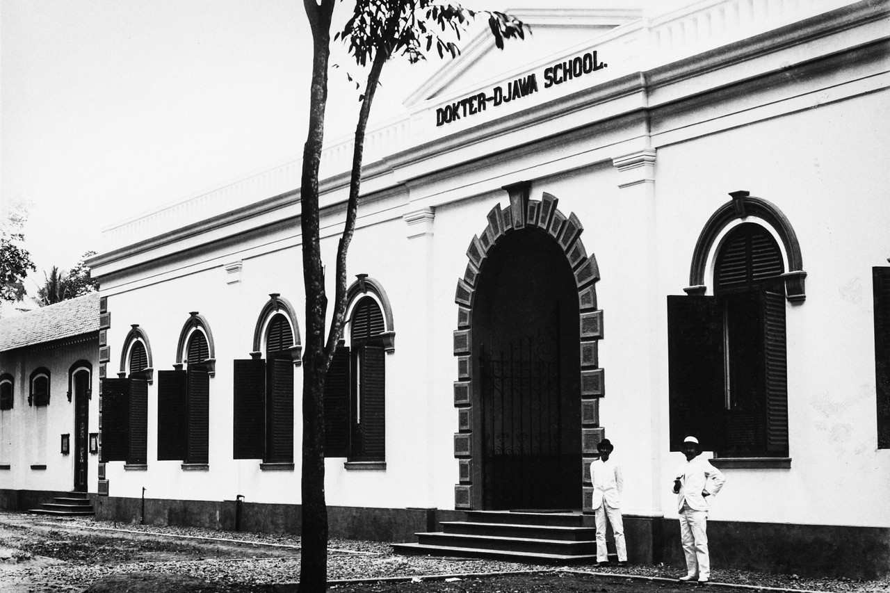 Pameran foto dan grafis Indonesia Bergerak 1900-1942