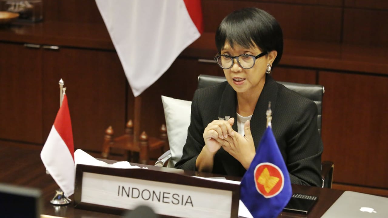 Menlu RI Retno Marsudi dalam pertemuan antar Menlu ASEAN