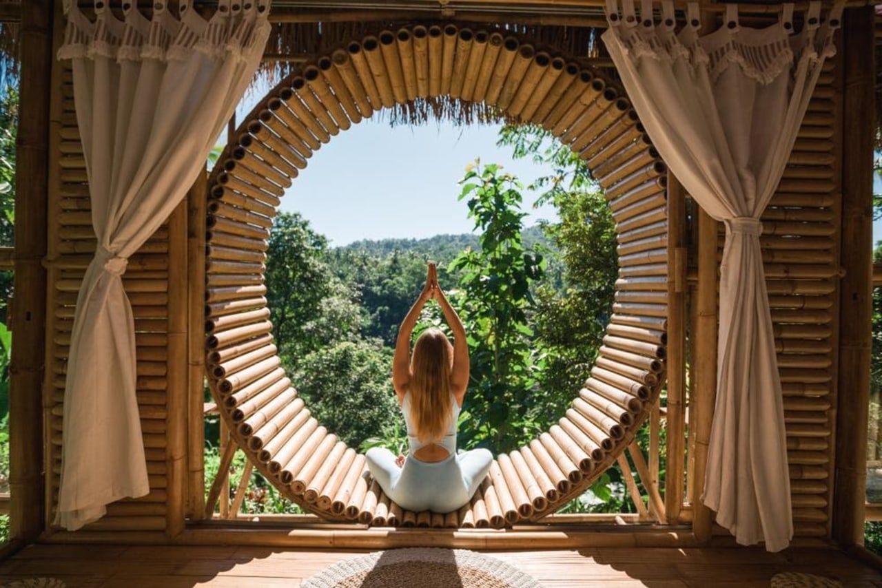 Ilustrasi wisatawan melakukan yoga di Bali.jpg