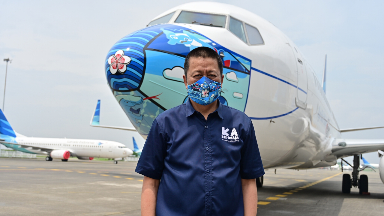 Pesawat Garuda Indonesia bermasker