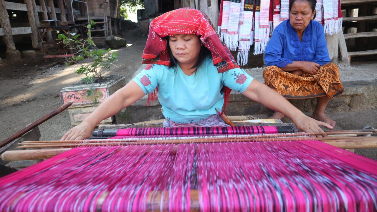 Kain ulos merupakan kain tradisional khas dari provinsi