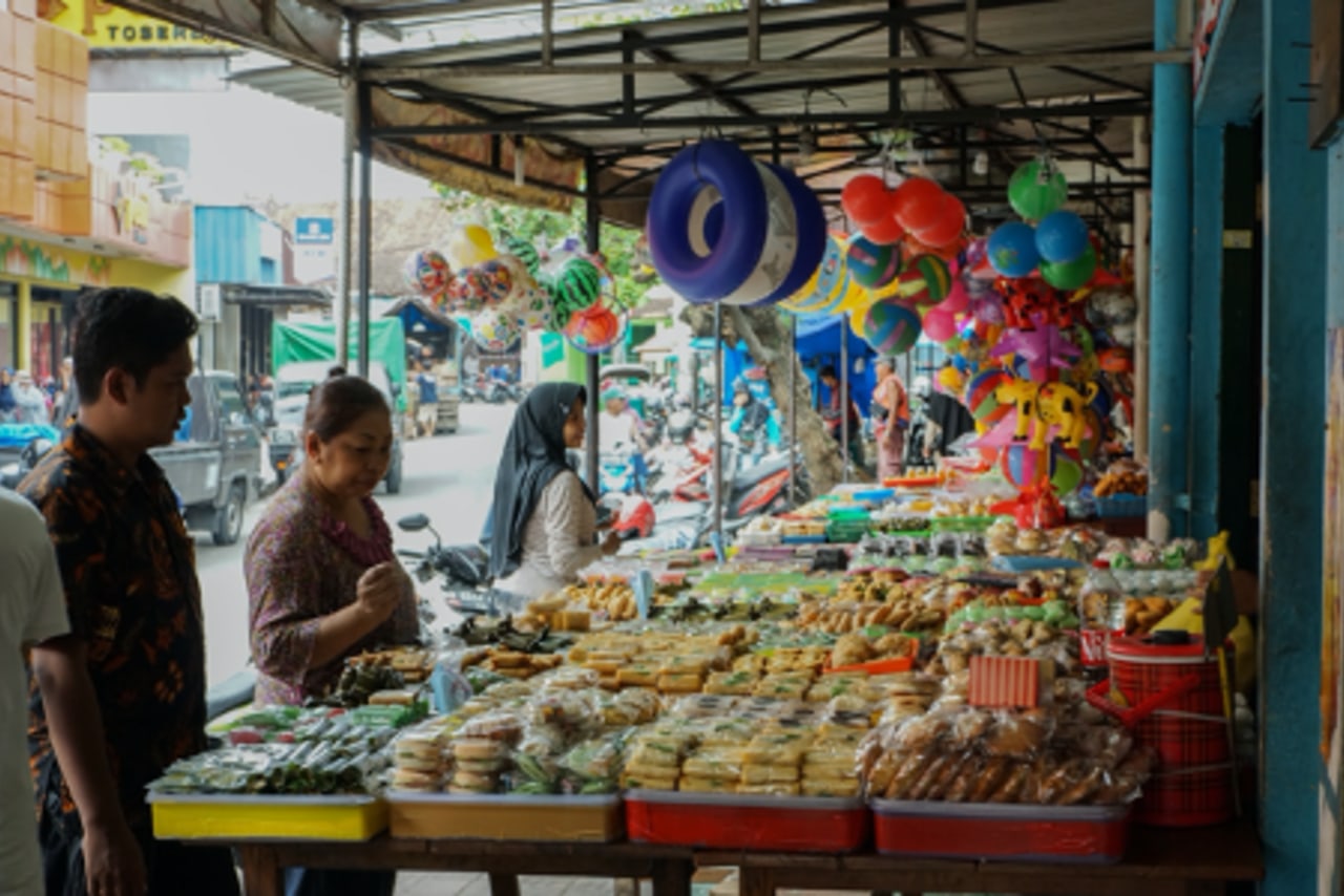 Interaksi Penjual Dan Pembeli Di Tempat Wisata