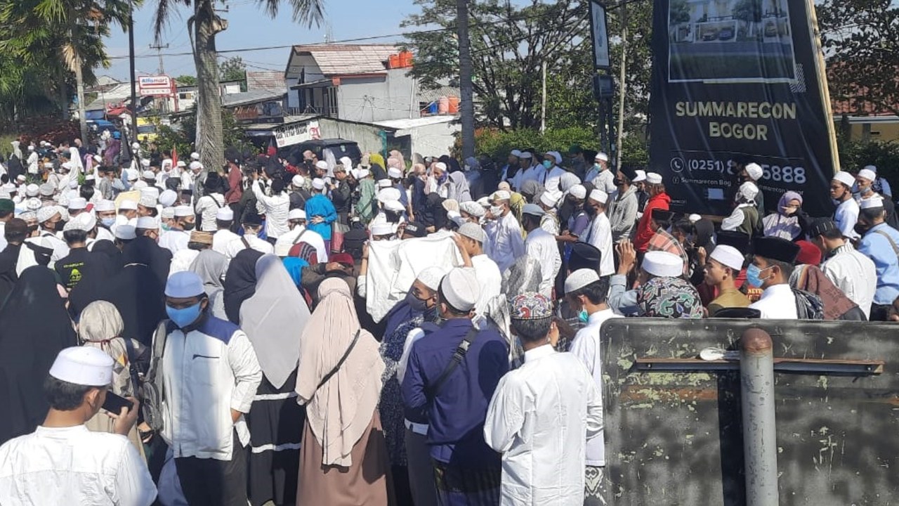 Massa tunggu kedatangan Habib Rizieq di tol Gadog