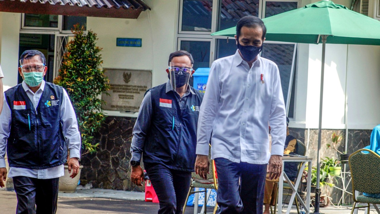 Jokowi tinjau simulasi pemberian vaksinasi COVID-19