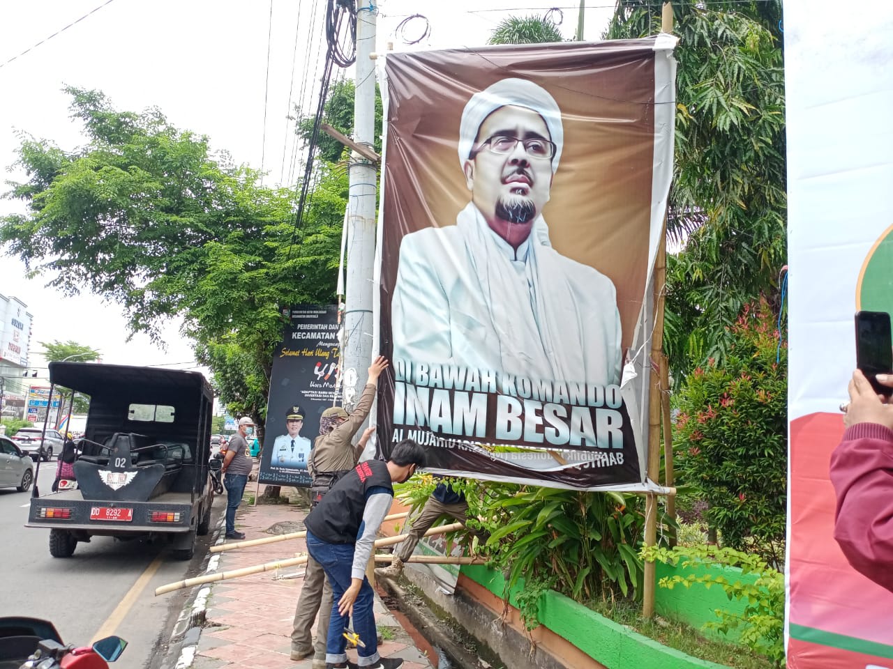 Satpol PP Copot Baliho Milik Habib Rizieq Shihab di Makassar