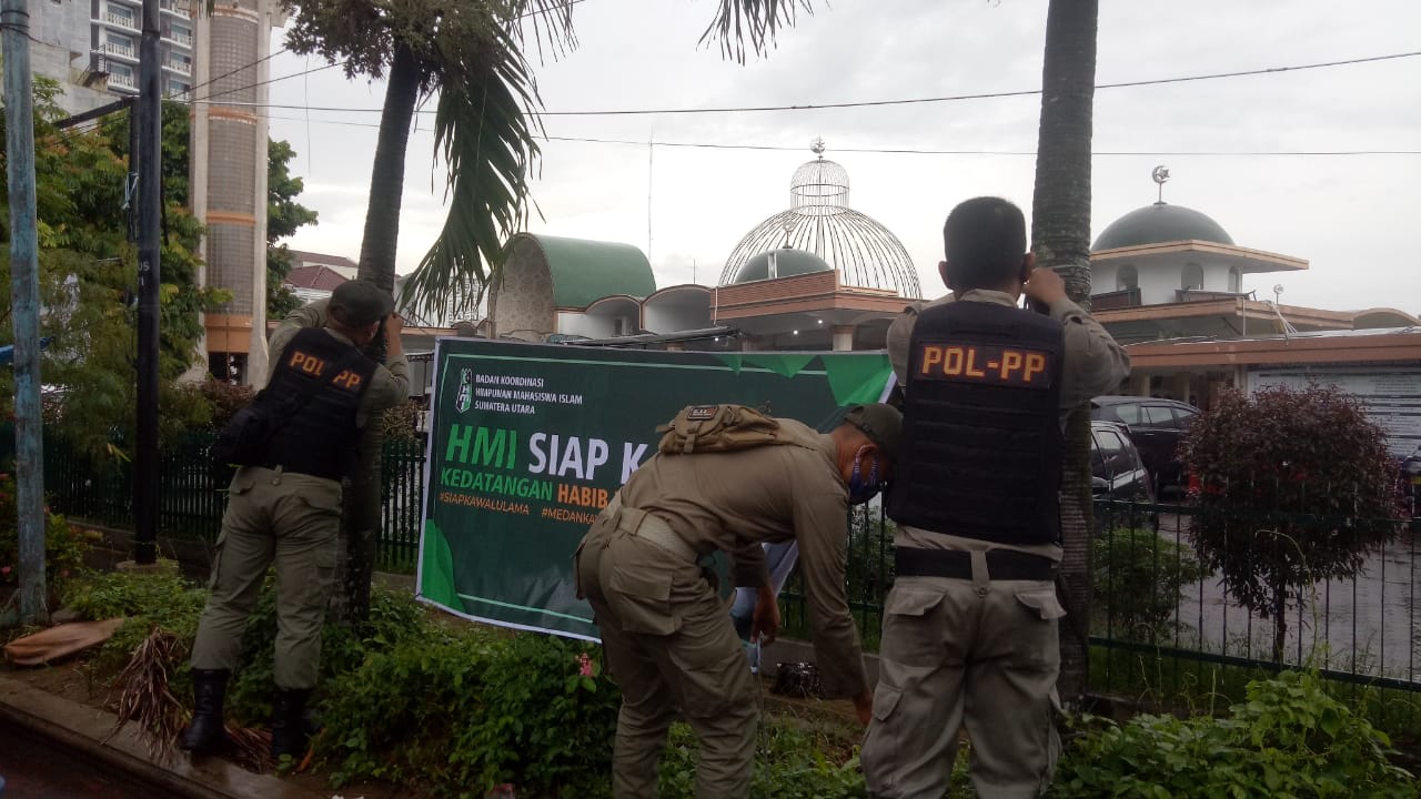 Spanduk Habieb Rizieq yang ditertibkan di Kota Medan