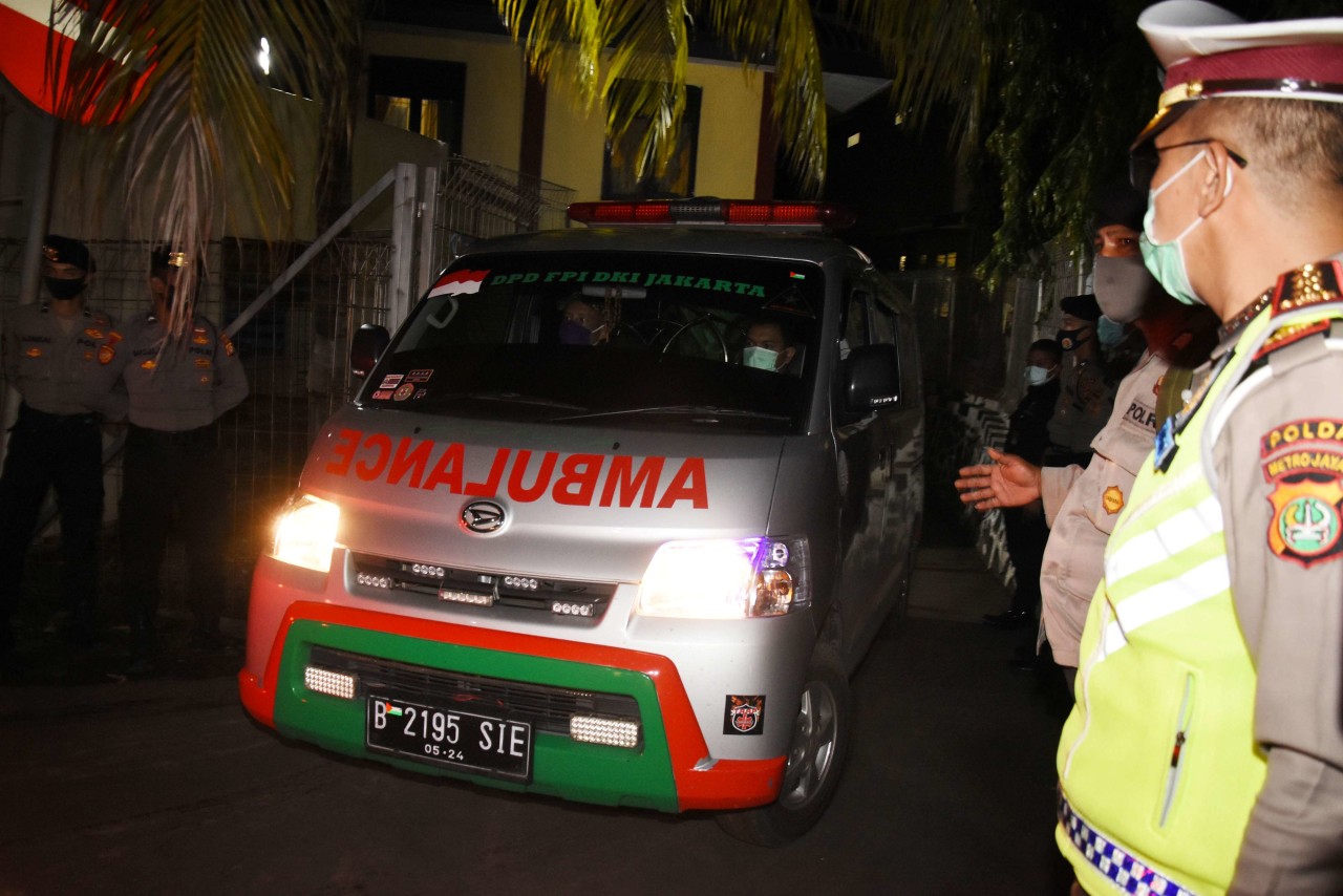 Mobil ambulans membawa jenazah pengawal Rizieq Shihab 