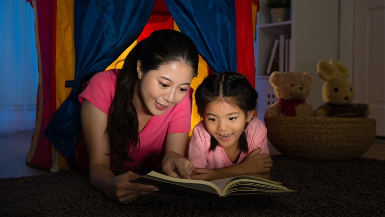 Ibu dan anak baca dongeng