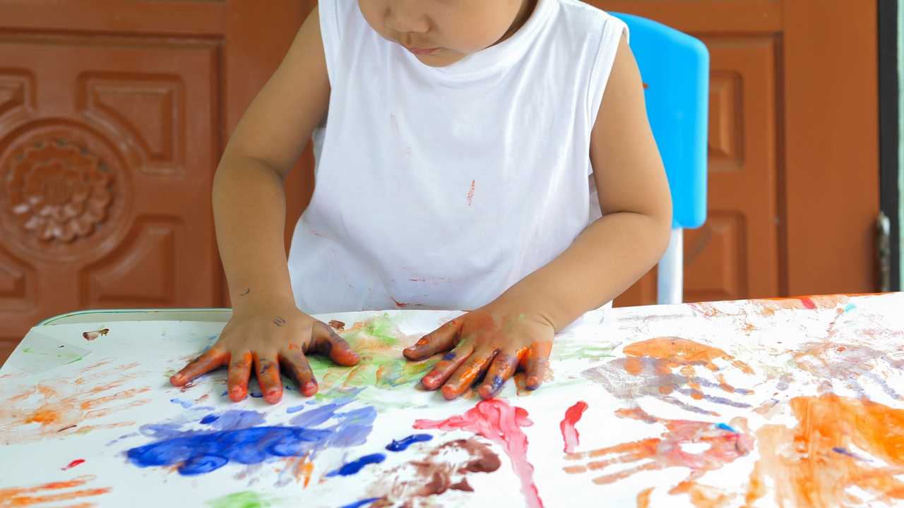 Ilustrasi anak bermain finger painting
