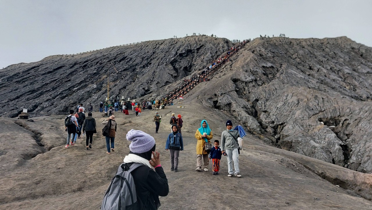 Wisatawan yang memadati kawasan wisata Bromo 