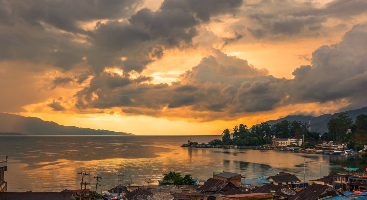 Senja di Danau Toba