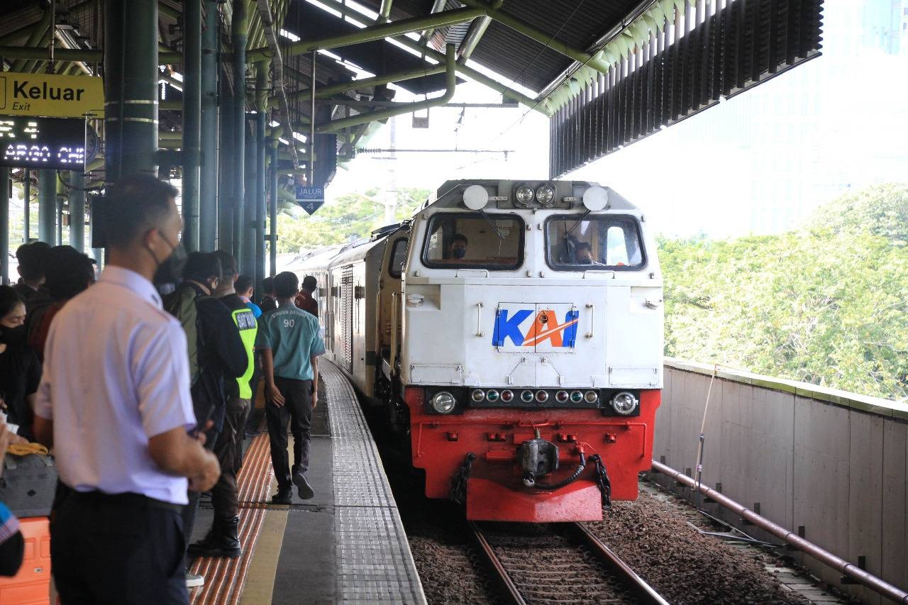 Ilustrasi penumpang kereta api di stasiun