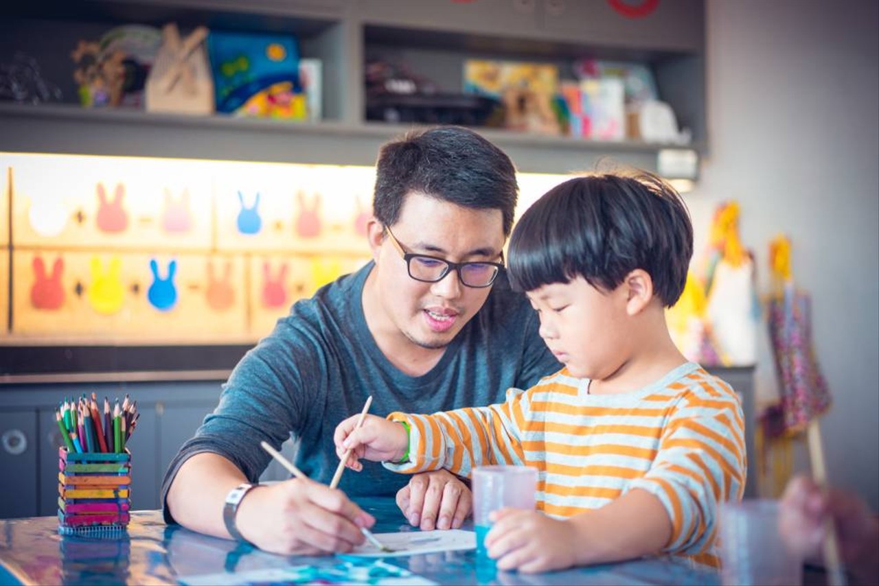 Ilustrasi ayah dan anak membuat prakarya