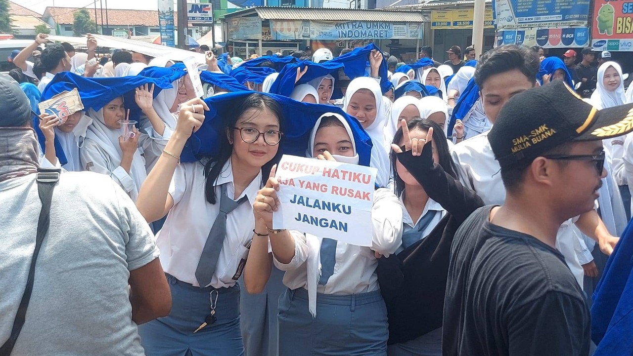 Warga Parungpanjang demo