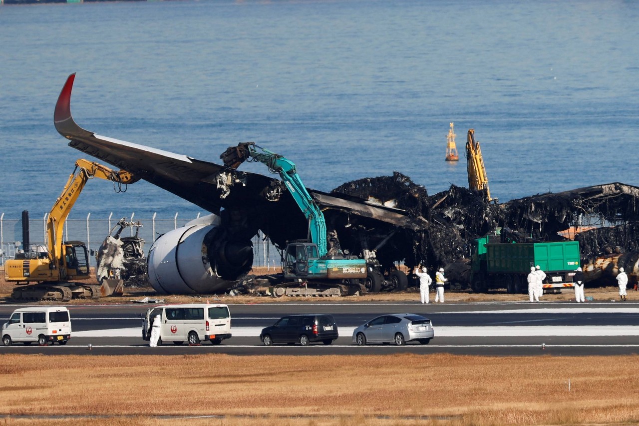 Evakuasi puing pesawat Japan Airlines yang terbakar