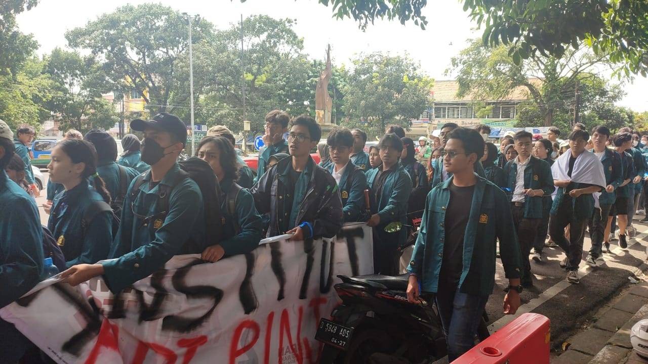 Mahasiswa ITB menggelar demo di Gedung Rektorat ITB