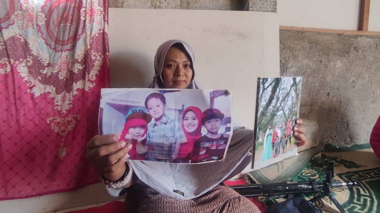 Suyanti menunjukan foto Bintang Balqis Maulana