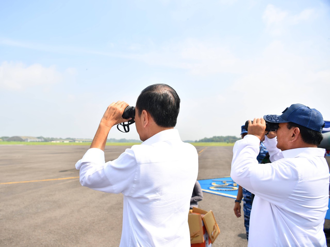 Jokowi meninjau alutsista