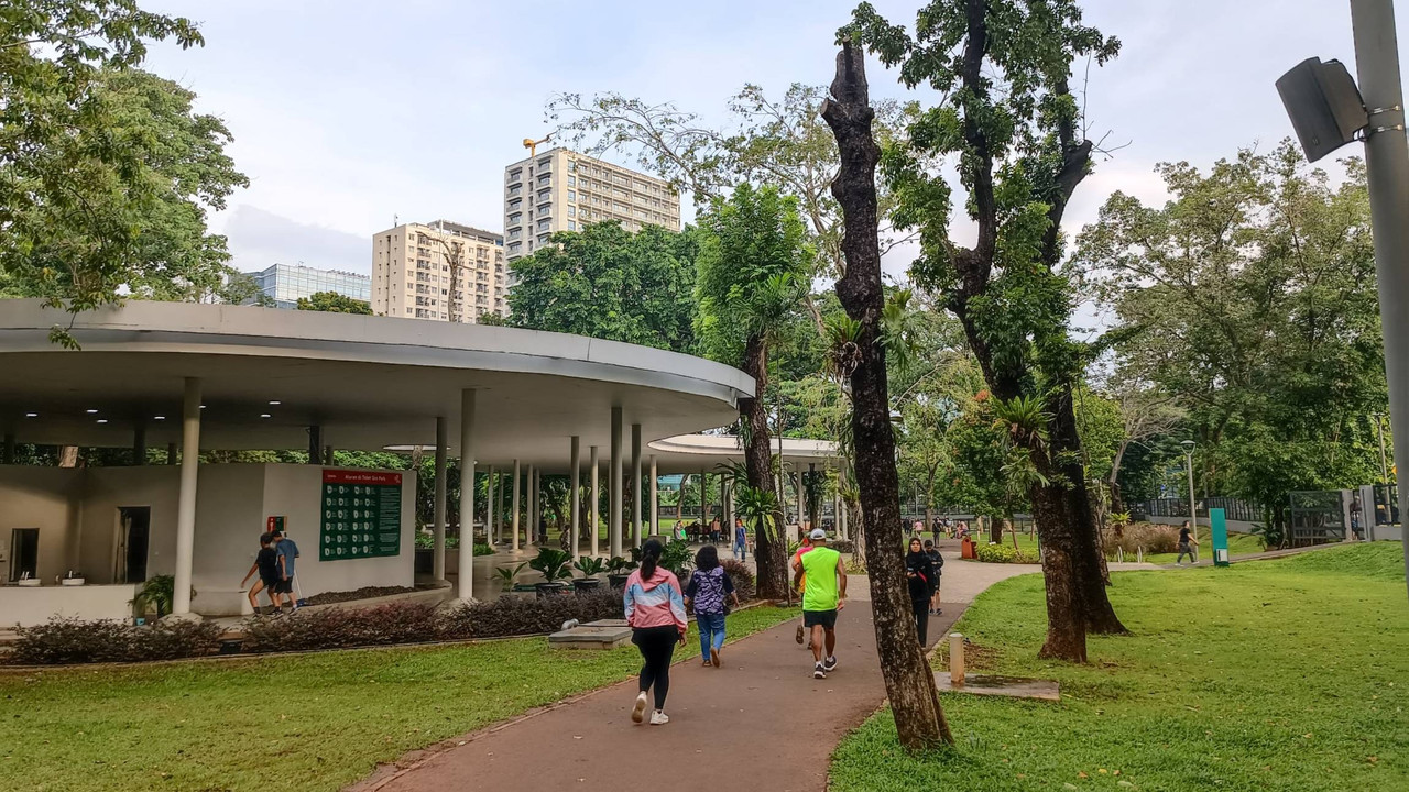 olahraga sore jelang berbuka puasa di Taman Tebet Eco Park