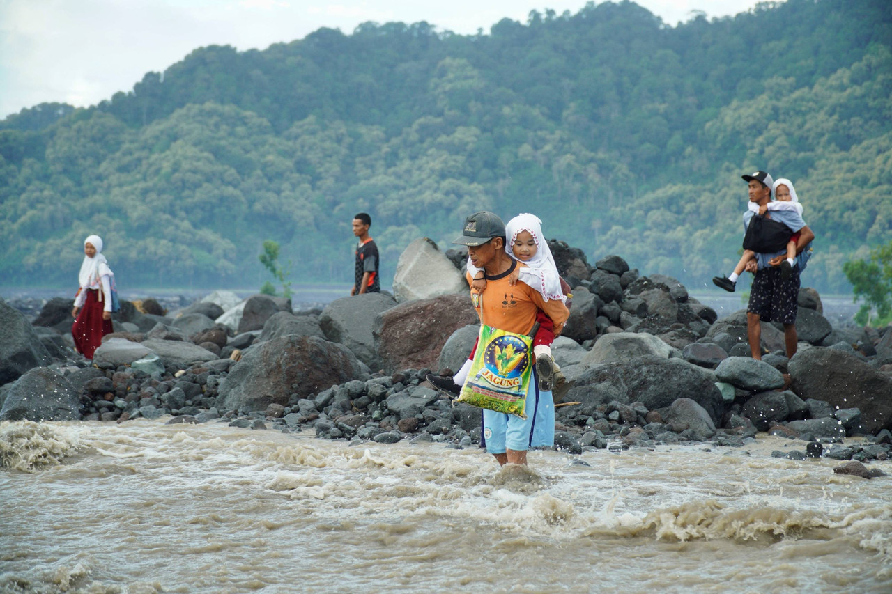 Akses ke sekolah terdampak banjir lahar hujan Semeru