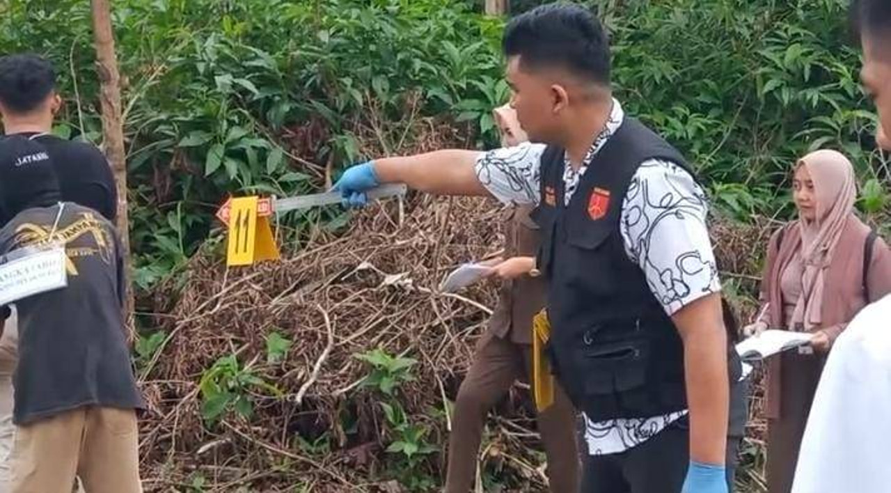 Rekonstruksi kasus remaja sodomi bocah di Sukabumi.