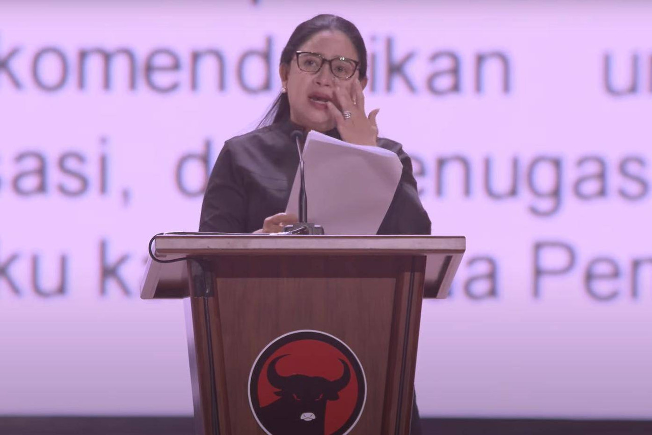 Puan Maharani mengusap air mata