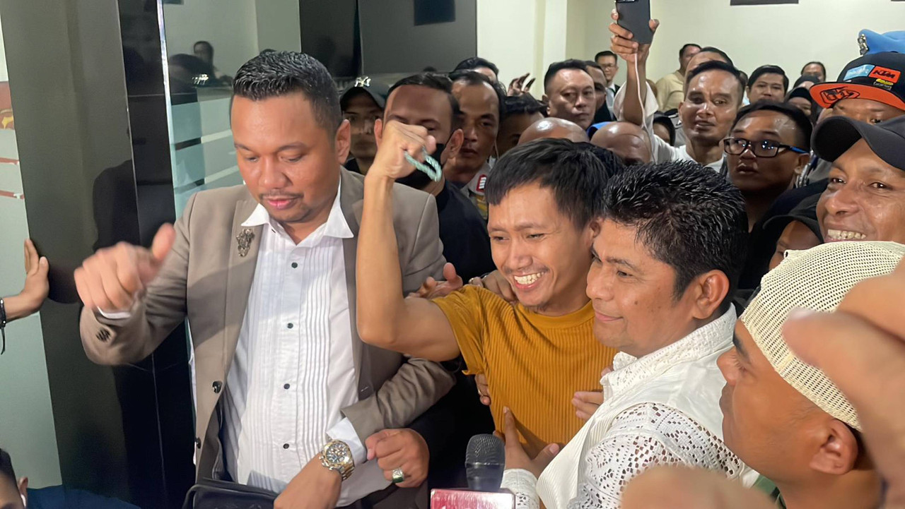 Pegi Setiawan memberikan keterangan usai dilepas dari penjar