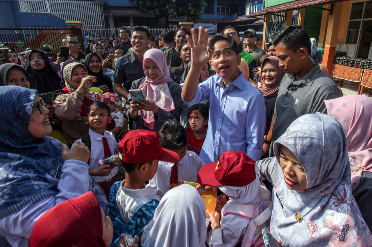 Gibran meninjau uji coba program makan bergizi gratis