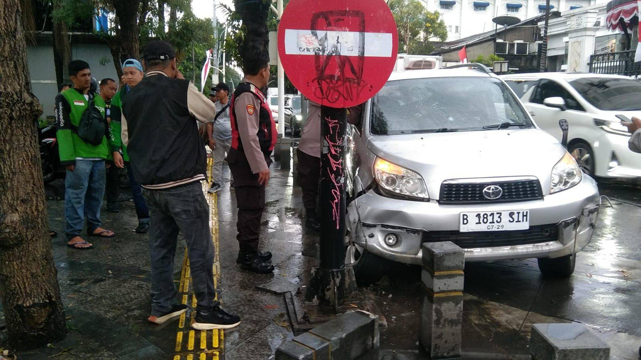 Bocah usia 9 tahun tabrak kendaraan dan tiang lampu merah