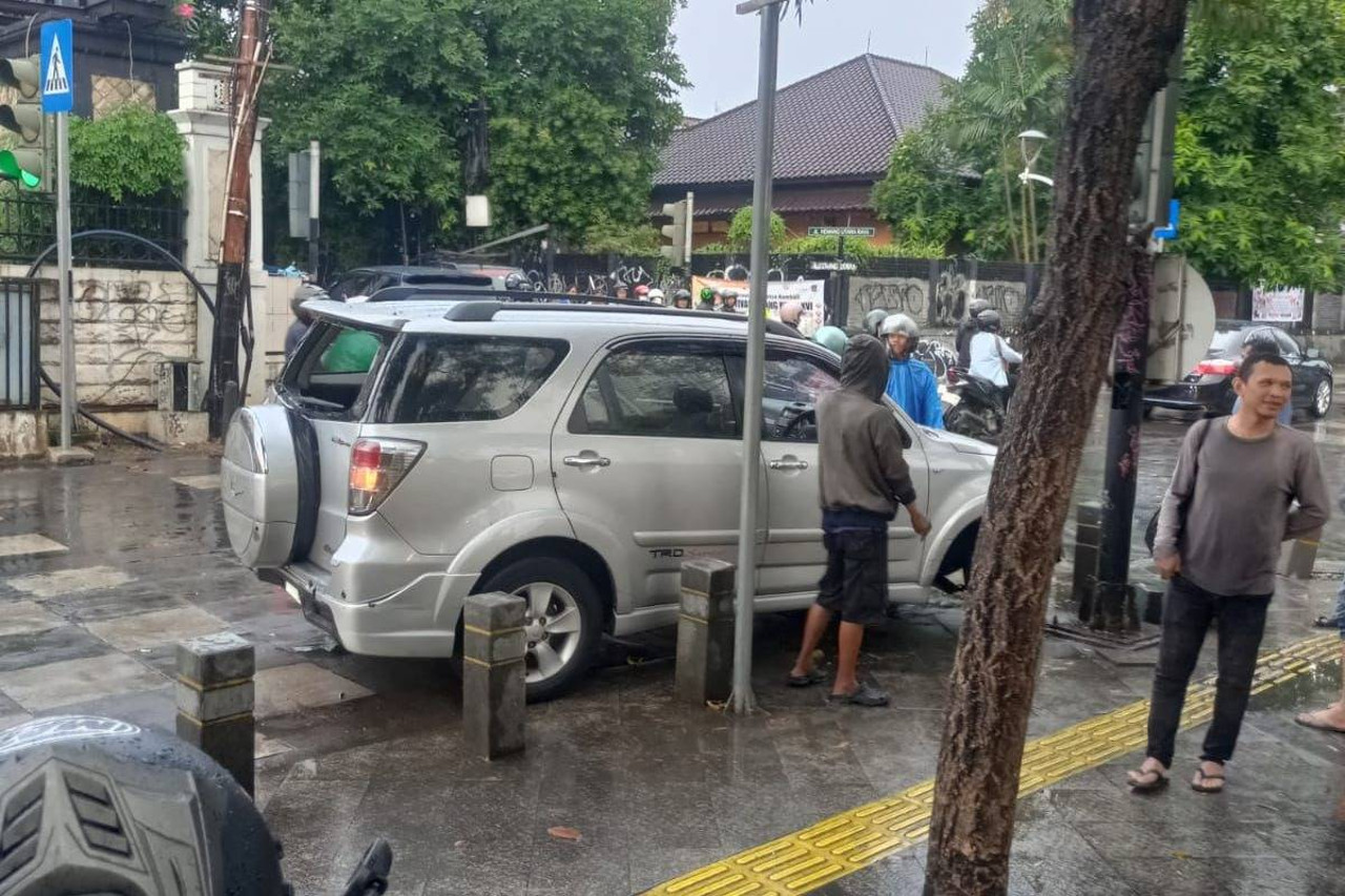 Bocah usia 9 tahun tabrak kendaraan dan tiang lampu merah