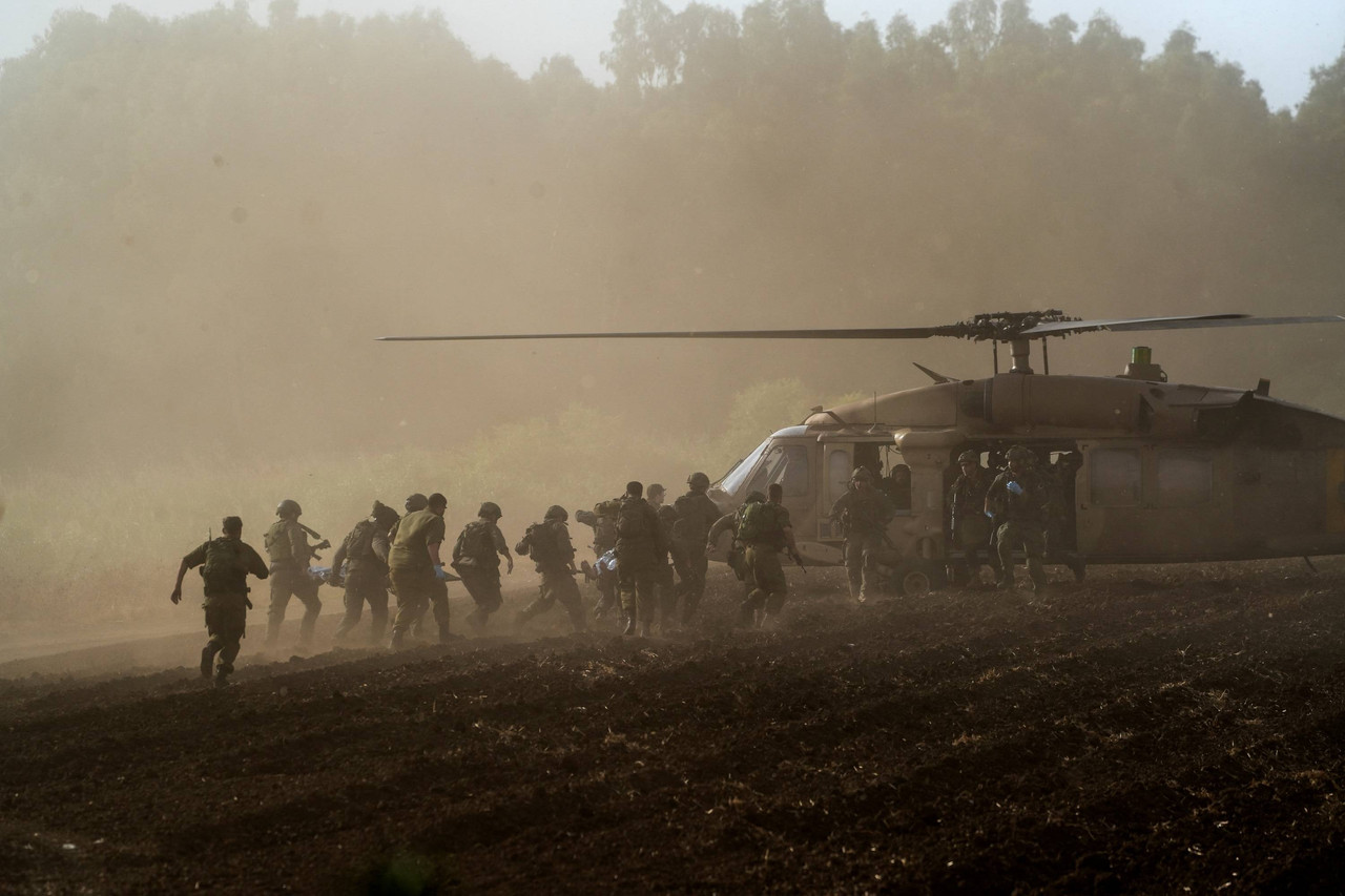 Militer Israel evakuasi korban terluka