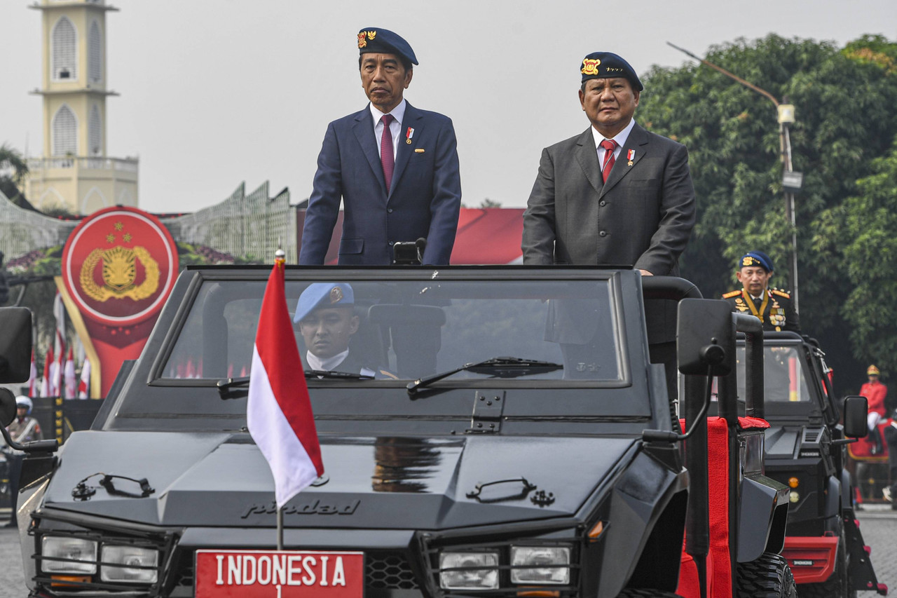 Jokowi mendapatkan medali Loka Praja Samrakshana