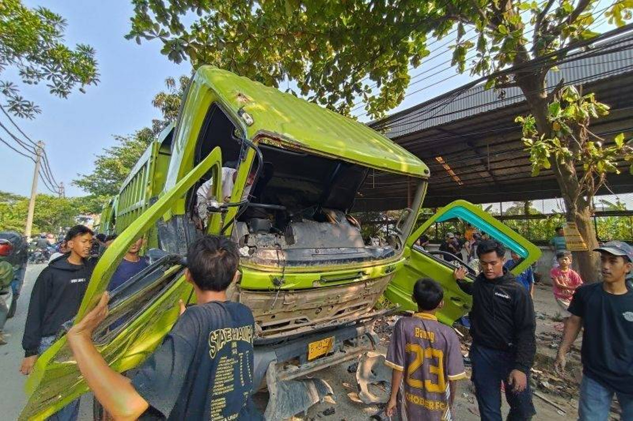 Truk bermuatan tanah dirusak warga di Tangerang