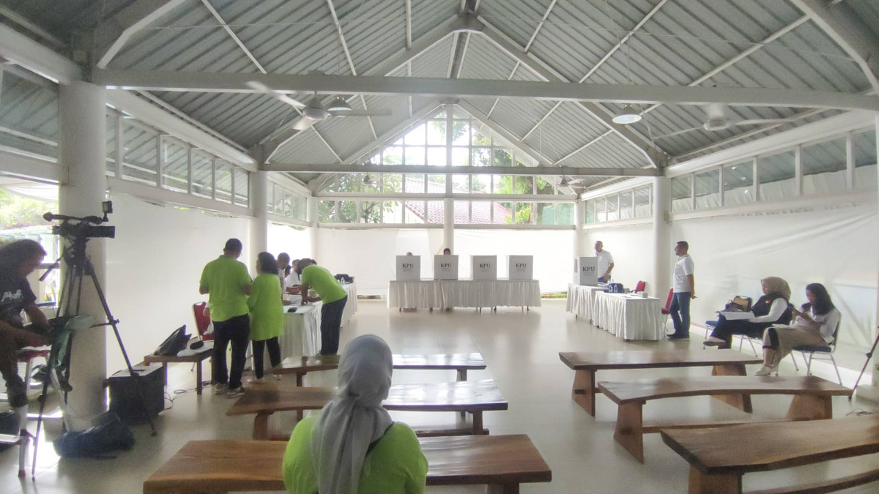 Suasana di TPS 065 tempat Rano Karno nyoblos