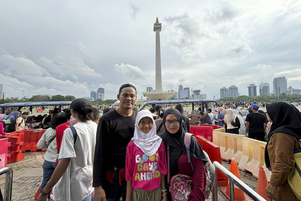 Suasana ramai Monas, Jakarta di hari pertama 2025 - Slamet