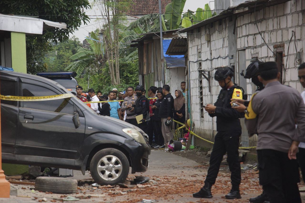 rumah meledak di mojokerto