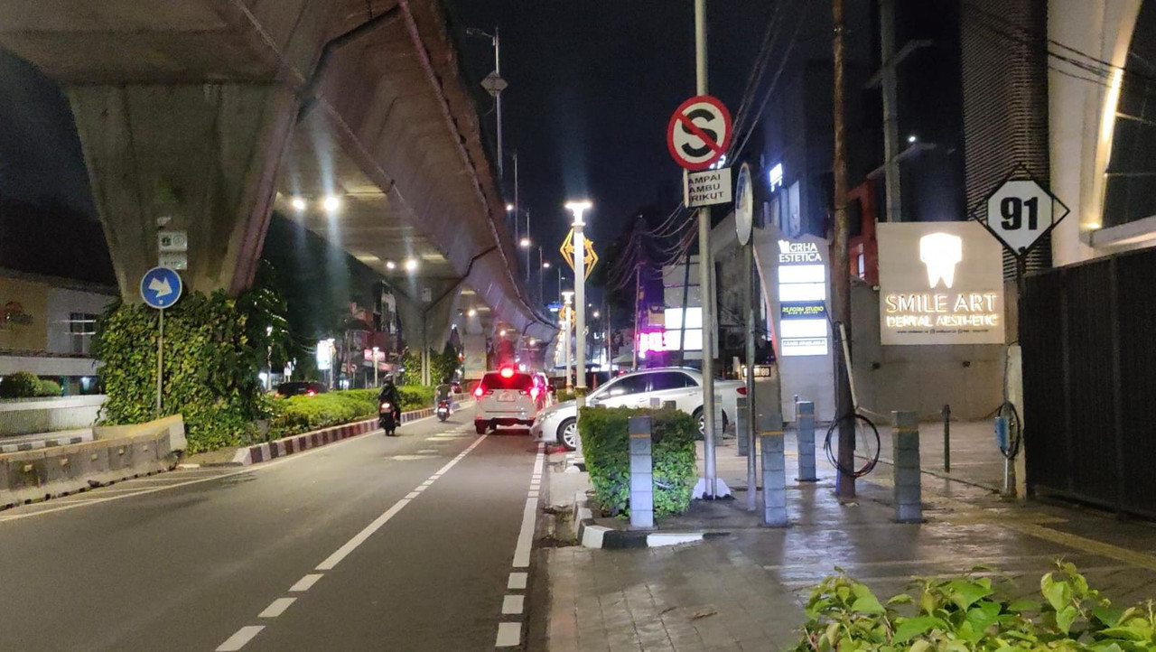 parkir di atas trotoar Jalan Wolter Monginsidi