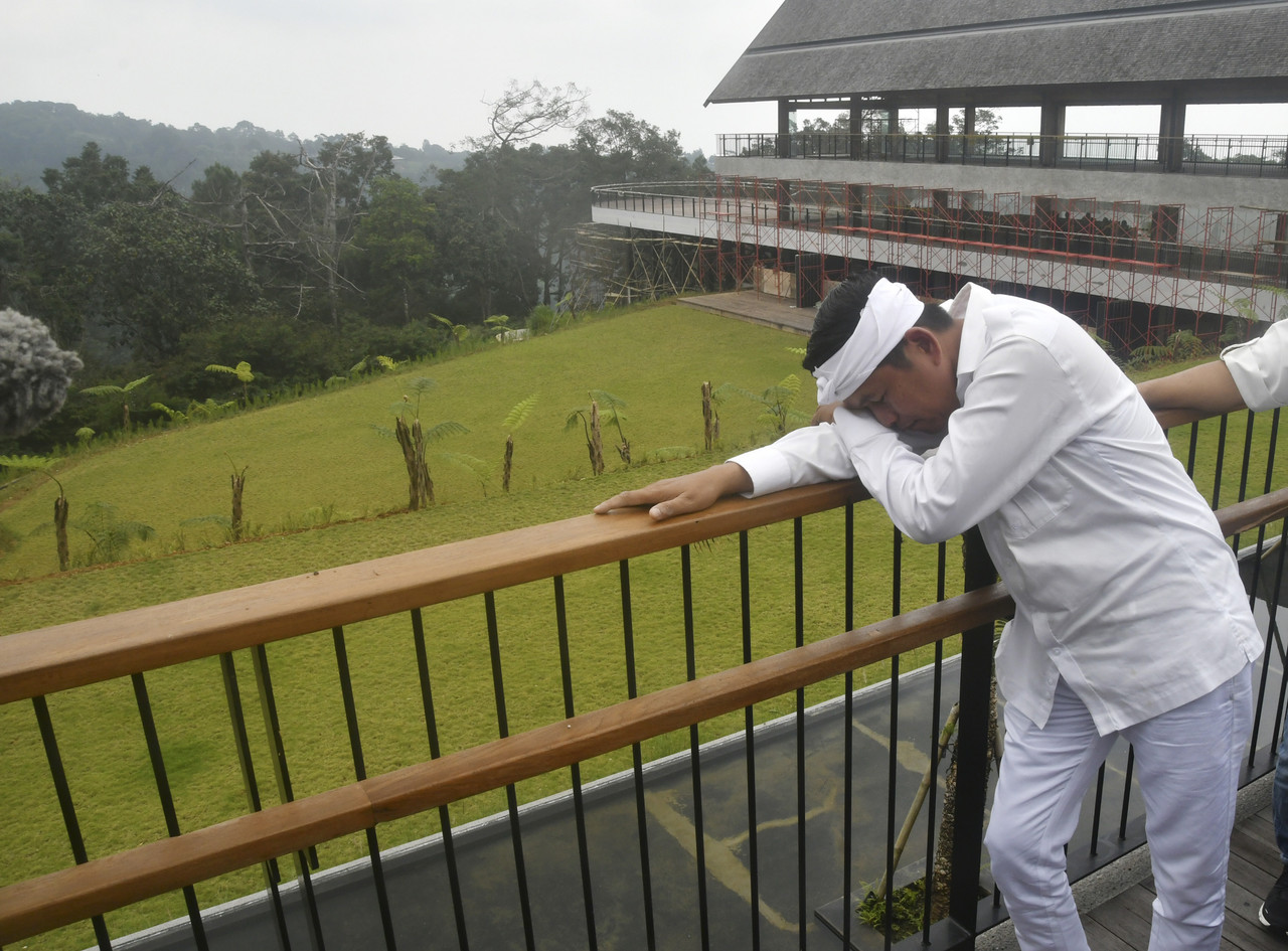 Gubernur Jawa Barat Dedi Mulyadi menagis