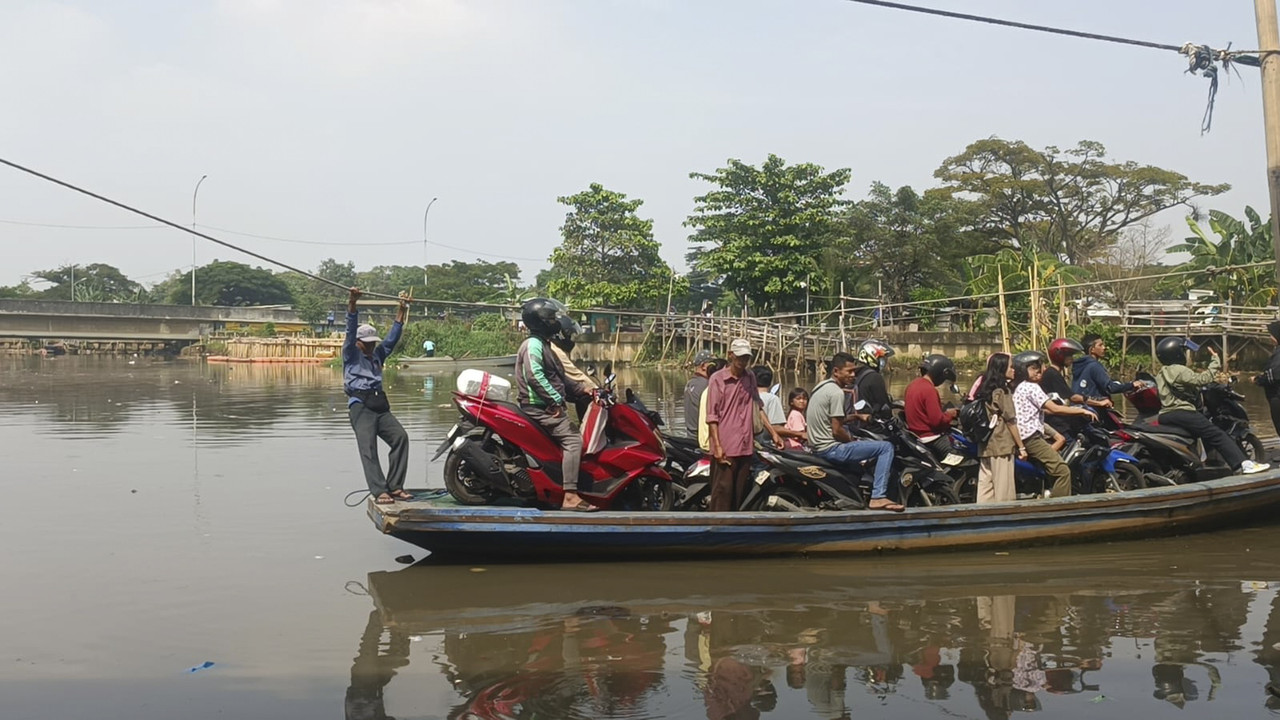 Transportasi perahu eretan di Penjaringan