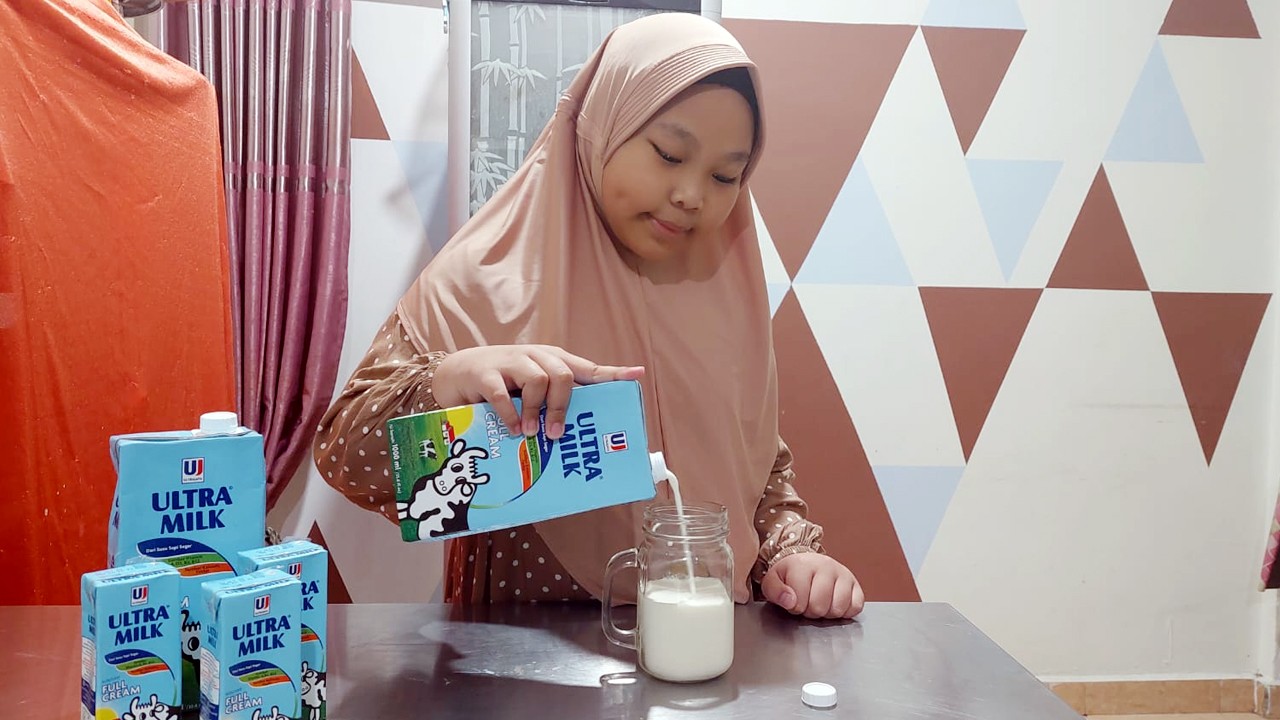 minum ultra milk naaila.jpg