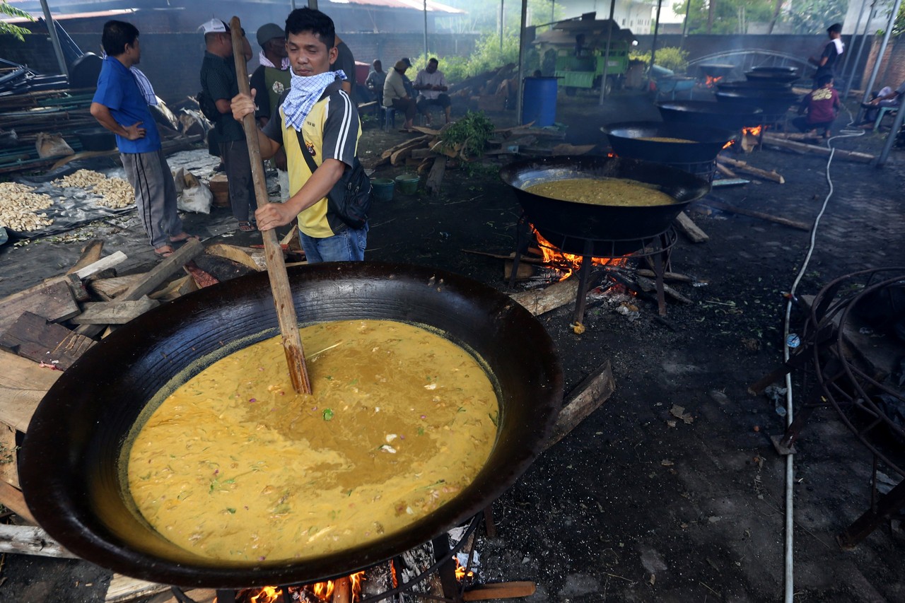 Memasak menu tradisional khas Aceh Kuah Beulangong