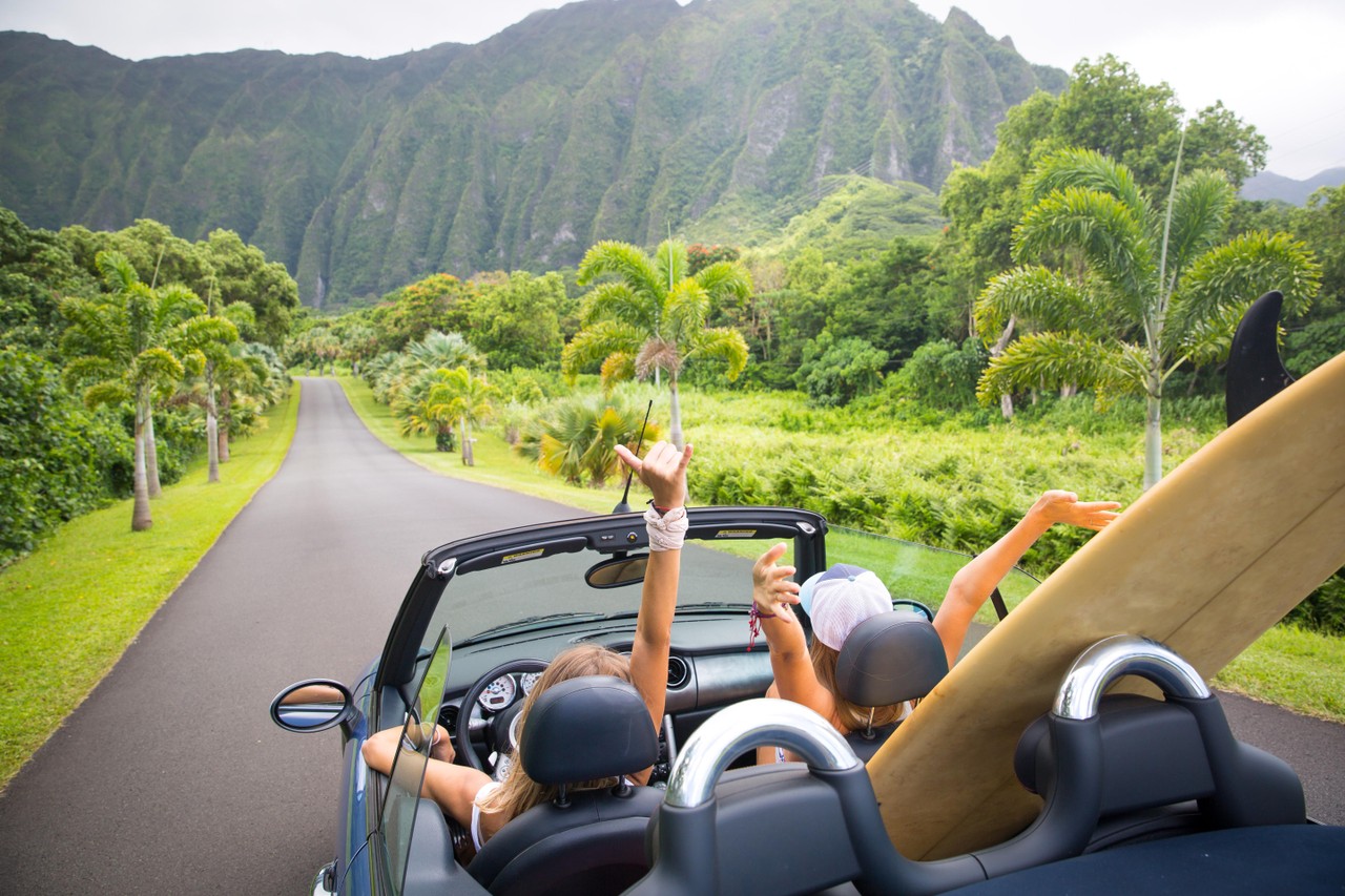 Ilustrasi turis yang menikmati liburan di Maui