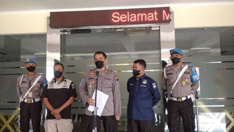 Kabidhumas Polda Jawa Tengah Kombes Pol M Iqbal Alqudussy saat menunjukkan foto mobil dan senjata api milik Bripda D dalam jumpa pers di Mapolda Jawa Tengah, Kamis (21/4). Foto: Intan Alliva Khansa/kumparan